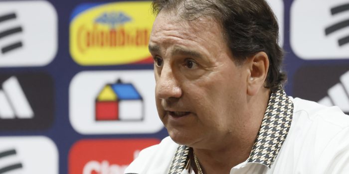 El seleccionador de Colombia, Néstor Lorenzo, habla en una rueda de prensa donde anunció los 26 convocados para el Mundial 2026, en Bogotá (Colombia). EFE/ Carlos Ortega