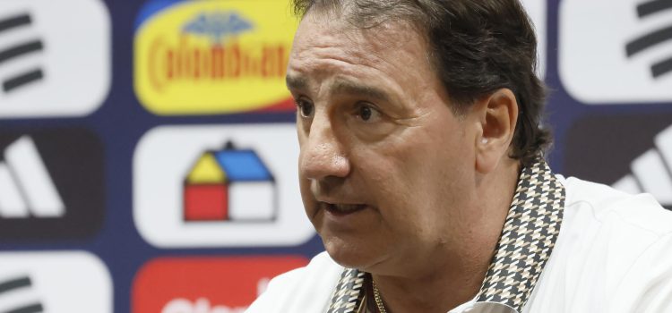 El seleccionador de Colombia, Néstor Lorenzo, habla en una rueda de prensa donde anunció los 26 convocados para el Mundial 2026, en Bogotá (Colombia). EFE/ Carlos Ortega