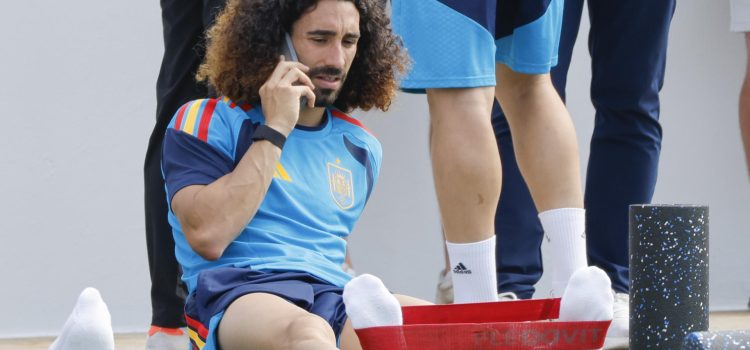 El internacional español Marc Cucurella habla por teléfono en un entrenamiento este domingo en Atlanta (Estados Unidos). EFE/ Lavandeira Jr
