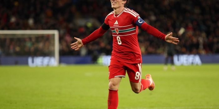 El jugador de Gales Harry Wilson celebra el 5-1 durante el partido de clasificaión que han jugado Gales y Macedonia del Norte en Cardiff,Gales. EFE/EPA/DIMITRIS LEGAKIS