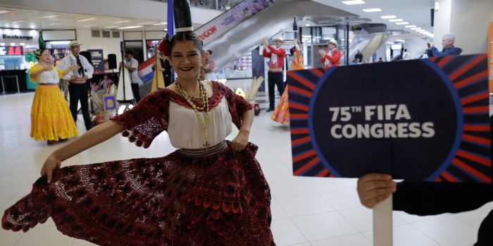 Asistentes al 75° Congreso Ordinario de la FIFA son recibidos con bailes típicos de Paraguay este martes, en el Aeropuerto Internacional Silvio Petirossi, en Luque (Paraguay). EFE/Juan Pablo Pino
