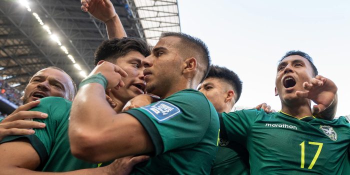 Jugadores de la selección de Bolivia celebran este jueves en la ciudad mexicana de Monterrey la victoria por 2-1 sobre la de Surinam que los pone en la final de la repesca intercontinental contra Irak por un cupo en el Mundial, el 31 de marzo en el mismo escenario, el estadio BBVA. EFE/ Miguel Sierra