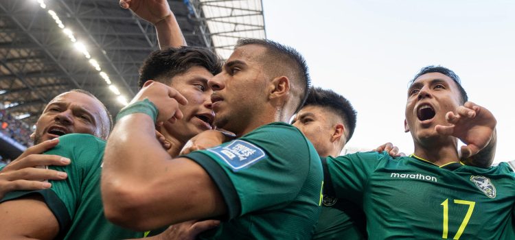Jugadores de la selección de Bolivia celebran este jueves en la ciudad mexicana de Monterrey la victoria por 2-1 sobre la de Surinam que los pone en la final de la repesca intercontinental contra Irak por un cupo en el Mundial, el 31 de marzo en el mismo escenario, el estadio BBVA. EFE/ Miguel Sierra