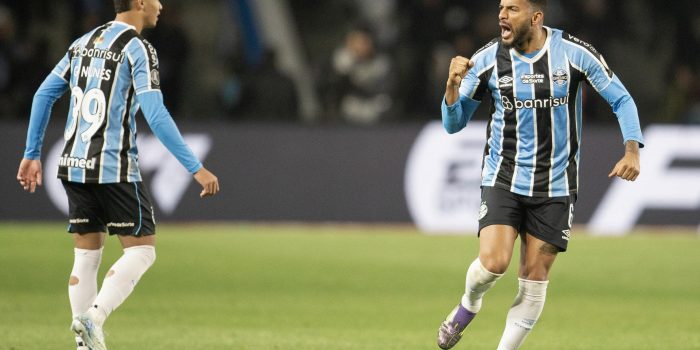 ALT El Grêmio se impone al Fluminense con doblete de Reinaldo y con un jugador menos