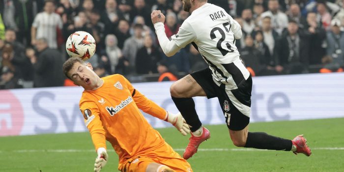 El jugador del Besiktas Rafa Silva (d) logra el 3-1 ante el portero del Athletic Julen Agirrezabala durante el partido de la UEFA Europa League jugado en Estambul, Turquía.EFE/EPA/ERDEM SAHIN