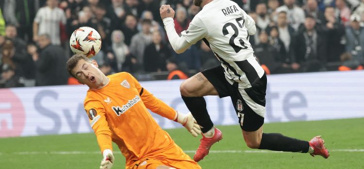 El jugador del Besiktas Rafa Silva (d) logra el 3-1 ante el portero del Athletic Julen Agirrezabala durante el partido de la UEFA Europa League jugado en Estambul, Turquía.EFE/EPA/ERDEM SAHIN