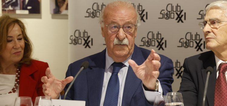 Fotografía de Javier Lizón, en la que puede verse en una imagen de archivo del pasado 5 de mayo al exfutbolista y exentrenador de la selección Vicente del Bosque, durante un evento. EFE