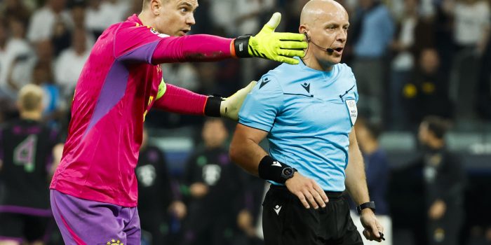 El árbitro Szymon Marciniak (d) conversa con el portero Manuel Neuer, del Bayern, durante un partido de Liga de Campeones. EFE/Mariscal