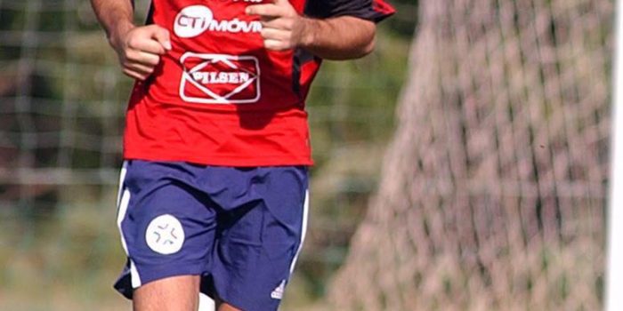 Foto de archivo del delantero Nelson 'Pipino' Cuevas, protagonista en el Mundial de 2002 del triunfo de la selección de Paraguay sobre la de Eslovenia con un doblete que contribuyó a una clasificación complicada, como la que se le plantea 24 años después al equipo de Gustavo Alfaro tras caer goleado en el debuta ante Estados Unidos. EFE/Andrés Cristaldo
