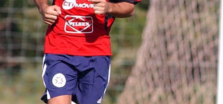 Foto de archivo del delantero Nelson 'Pipino' Cuevas, protagonista en el Mundial de 2002 del triunfo de la selección de Paraguay sobre la de Eslovenia con un doblete que contribuyó a una clasificación complicada, como la que se le plantea 24 años después al equipo de Gustavo Alfaro tras caer goleado en el debuta ante Estados Unidos. EFE/Andrés Cristaldo