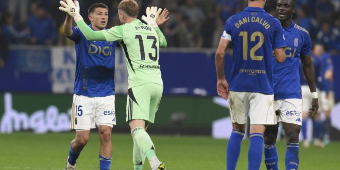 Los jugadores del Oviedo celebran el 1-1, durante el partido de la jornada 33 de LaLiga ante el Villarreal. EFE/Eloy Alonso