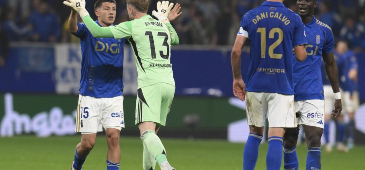 Los jugadores del Oviedo celebran el 1-1, durante el partido de la jornada 33 de LaLiga ante el Villarreal. EFE/Eloy Alonso