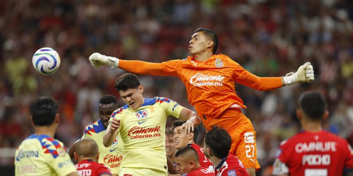 Raúl Rangel (d) guardameta del Guadalajara disputa el balón con Israel Reyes de América este miércoles, durante un partido de las semifinales del torneo clausura 2024 de la Liga Mx, disputado en el Estadio Akron en la ciudad de Guadalajara (México). EFE/ Francisco Guasco
