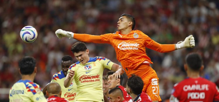 Raúl Rangel (d) guardameta del Guadalajara disputa el balón con Israel Reyes de América este miércoles, durante un partido de las semifinales del torneo clausura 2024 de la Liga Mx, disputado en el Estadio Akron en la ciudad de Guadalajara (México). EFE/ Francisco Guasco