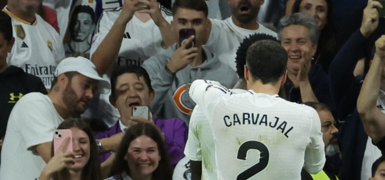 El jugador del Real Madrid Carvajal celebra el gol de su compañero Vinicius Jr. durante el partido de la jornada 9 de Liga que disputaron Real Madrid y Villarreal CF en el estadio Santiago Bernabéu. EFE/Zipi Aragón
