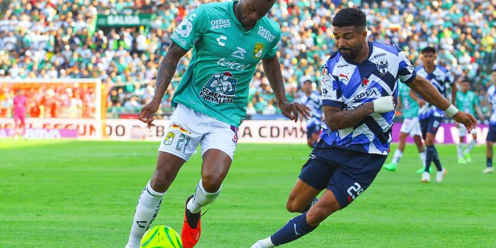 alt El uruguayo Viñas y el ecuatoriano Mena mantienen con vida al León en el torneo de fútbol en México
