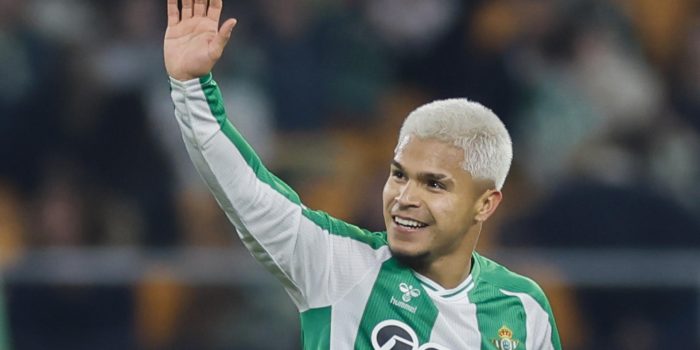 Cucho Hernández, del Betis, celebra tras anotar el 1-0 de su equipo contra el Utretcht en el partido que ambos equipos disputan este jueves, correspondiente a la Liga Europa. EFE/ José Manuel Vidal