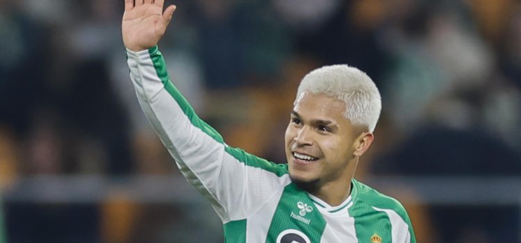 Cucho Hernández, del Betis, celebra tras anotar el 1-0 de su equipo contra el Utretcht en el partido que ambos equipos disputan este jueves, correspondiente a la Liga Europa. EFE/ José Manuel Vidal