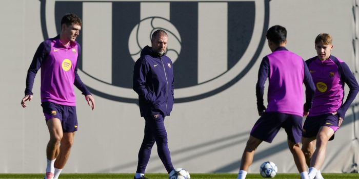 El entrenador del FC Barcelona Hansi Flick durante el entrenamiento llevado a cabo este lunes en la ciudad deportiva Joan Gamper. EFE/Alejandro García