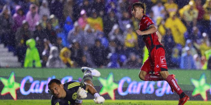 Ramiro Arciga (d) de Tijuana anota el único gol de Tijuana al América este miércoles en partido de la segunda jornada del torneo Apertura mexicano jugado en el estadio Ciudad de los Deportes en Ciudad de México. EFE/Sáshenka Gutiérrez