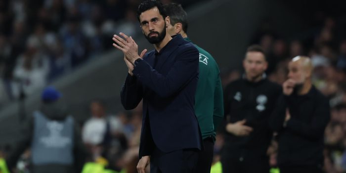 El técnico del Real Madrid, Álvaro Arbeloa, durante el encuentro correspondiente a la ida de los octavos de final de la Liga de Campeones que Real Madrid y Manchester City disputan este miércoles en el estadio Santiago Bernabéu, en Madrid. EFE/Kiko Huesca.