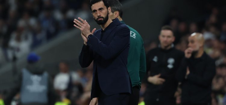 El técnico del Real Madrid, Álvaro Arbeloa, durante el encuentro correspondiente a la ida de los octavos de final de la Liga de Campeones que Real Madrid y Manchester City disputan este miércoles en el estadio Santiago Bernabéu, en Madrid. EFE/Kiko Huesca.