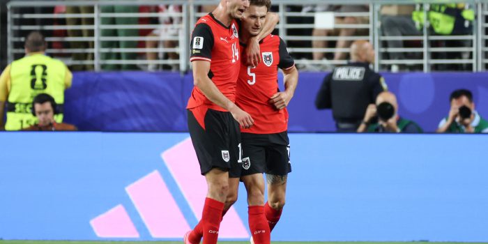 El futbolista austríaco Stefan Posch (d), durante el partido jugado por su selección este martes contra Jordania en Santa Clara (EE.UU.) en el Mundial de Estados Unidos, México y Canadá. EFE/ Miguel Gutiérrez