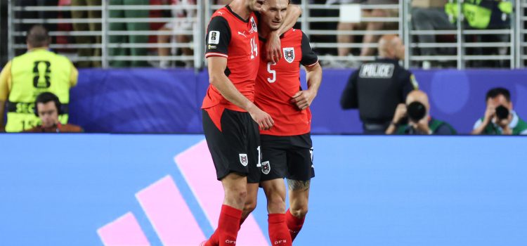 El futbolista austríaco Stefan Posch (d), durante el partido jugado por su selección este martes contra Jordania en Santa Clara (EE.UU.) en el Mundial de Estados Unidos, México y Canadá. EFE/ Miguel Gutiérrez