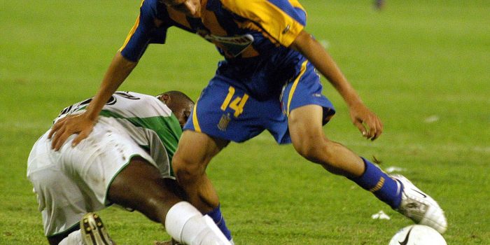 Fotografía de archivo, tomada en febrero de 2006, en la que se registró al atacante argentino Ángel Di Maria (d), al actuar para el club de fútbol de su país Rosario Central, durante un partido de la Copa Libertadores. EFE/Edgar Domínguez