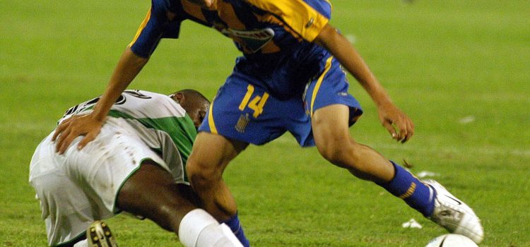 Fotografía de archivo, tomada en febrero de 2006, en la que se registró al atacante argentino Ángel Di Maria (d), al actuar para el club de fútbol de su país Rosario Central, durante un partido de la Copa Libertadores. EFE/Edgar Domínguez