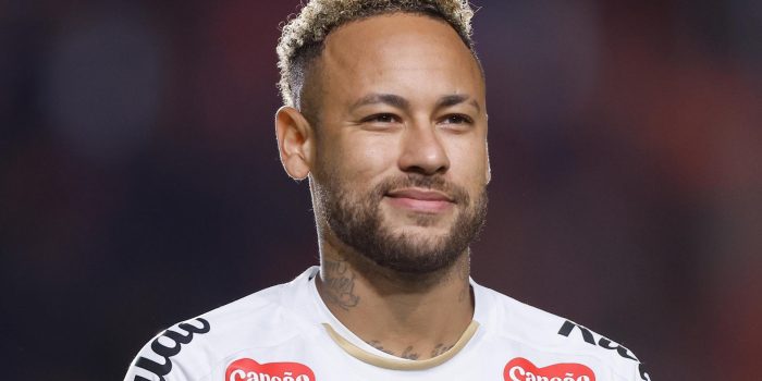 Fotografía tomada en Buenos Aires el 28 de abril a Neymar, figura del Santos, que esta semana afronta un compromiso crucial para volver a la lucha por un cupo en los octavos de final de la Copa Sudamericana. EFE/ Juan Ignacio Roncoroni