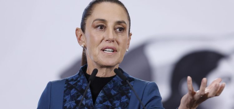 La presidenta de México, Claudia Sheinbaum, habla este viernes durante una rueda de prensa en Palacio Nacional de la Ciudad de México (México). EFE/Sáshenka Gutiérrez