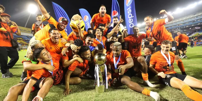 Integrantes del club Águila fueron registrados este sábado, 23 de diciembre, al celebrar el título del Torneo Apertura 2023 del fútbol en El Salvador, tras derrotar 3-0 en la final al Jocoro, en San Salvador (El Salvador). EFE/Miguel Lemus