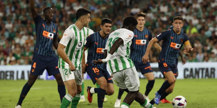 alt El Valencia y el Betis se juegan en Mestalla el último billete con destino a Europa