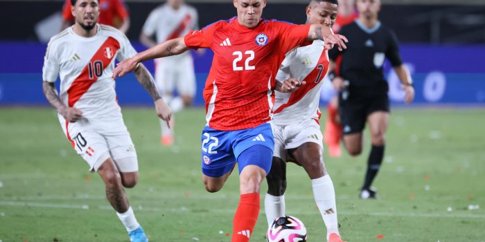 Sergio Peña Flores (i) y Andy Polo de Perú disputan un balón con Alexander Aravena de Chile durante un partido de las eliminatorias sudamericanas al Mundial de Fútbol 2026. EFE/ Germán Falcón