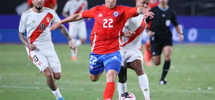 Sergio Peña Flores (i) y Andy Polo de Perú disputan un balón con Alexander Aravena de Chile durante un partido de las eliminatorias sudamericanas al Mundial de Fútbol 2026. EFE/ Germán Falcón