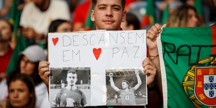 Aficionados portugueses rinden homenaje al fallecido futbolista portugués Diogo Jota y a su hermano André Silva, fallecidos el 3 de julio en un accidente de tráfico en España, antes del partido de fútbol de la Eurocopa femenina de la UEFA 2025 entre España y Portugal, en Berna, Suiza, el 3 de julio de 2025. (España, Suiza) EFE/EPA/NUNO VEIGA