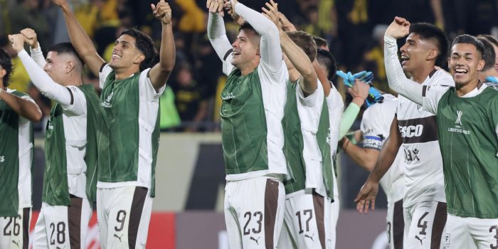 Jugadores de Platense celebran tras ganar este jueves un partido de la Copa Libertadores ante Peñarol en el estadio Campeón del Siglo, en Montevideo (Uruguay). EFE/ Gastón Britos
