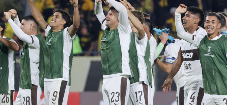 Jugadores de Platense celebran tras ganar este jueves un partido de la Copa Libertadores ante Peñarol en el estadio Campeón del Siglo, en Montevideo (Uruguay). EFE/ Gastón Britos