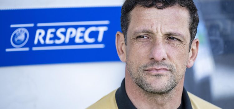 El brasileño Juliano Belletti, durante la semifinal que los juveniles del Barcelona disputaron ante el AZ Alkmaar neerlandés, en la Liga de Campeones de la categoría, el pasado 25 de abril.EFE/EPA/JEAN-CHRISTOPHE BOTT