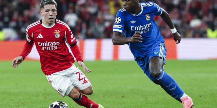 Gianluca Prestianni (i), de Benfica, lucha por el balón con Vinícius Junior, de Real Madrid, durante el partido de la Liga de Campeones de la UEFA entre Benfica y Real Madrid en Lisboa (Portugal). EFE/JOSÉ SENA GOULAO