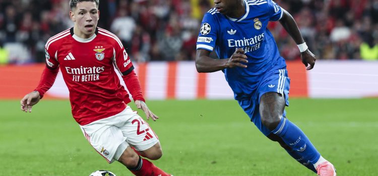 Gianluca Prestianni (i), de Benfica, lucha por el balón con Vinícius Junior, de Real Madrid, durante el partido de la Liga de Campeones de la UEFA entre Benfica y Real Madrid en Lisboa (Portugal). EFE/JOSÉ SENA GOULAO