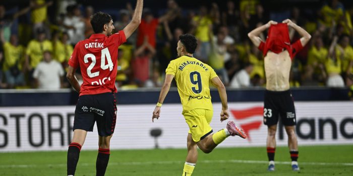 El delantero francés del Villarreal Georges Mikautadze (c) celebra su gol, durante el partido de la jornada 5 de LaLiga EA Sports que disputan el Villarreal y el Osasuna este sábado en el estadio de La Cerámica. EFE/Andreu Esteban