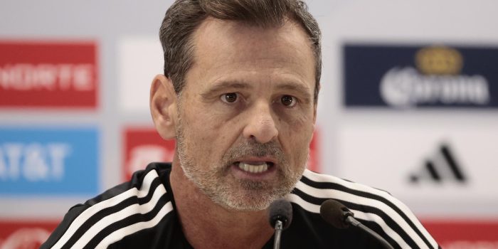 Fotografía de archivo en la que se registró al seleccionador del equipo nacional masculino de fútbol de México, el argentino Diego Cocca, durante una conferencia de prensa, en Ciudad de México (México). EFE/José Méndez