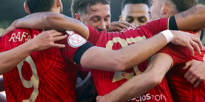 alt 1-2. El Sevilla resuelve a última hora ante un Racing en inferioridad numérica
