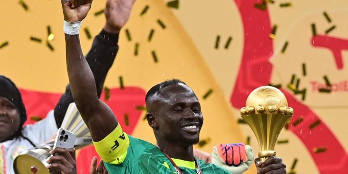 Sadio Mané, de Senegal, celebra el triunfo de su selección en la final de la Copa de África sobre Marruecos, disputada este domingo. EFE/JALAL MORCHIDI