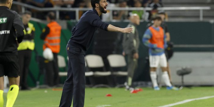 El técnico del Real Madrid, Álvaro Arbeloa, durante el encuentro correspondiente a la jornada 32 de LaLiga que disputan Real Betis y Real Madrid este viernes en el estadio de La Cartuja, en Sevilla. EFE/ Julio Muñoz.