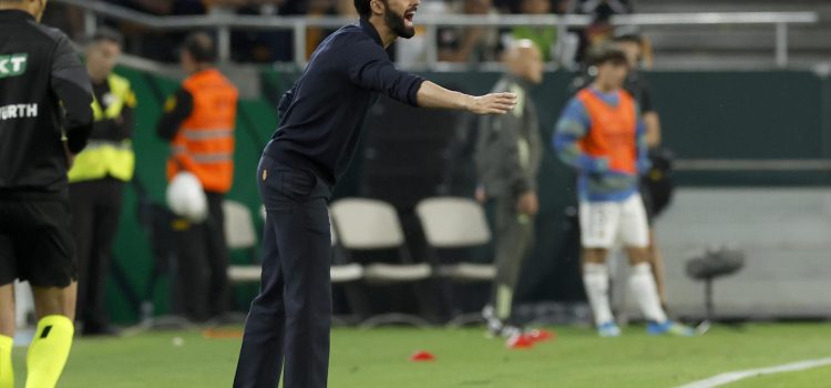 El técnico del Real Madrid, Álvaro Arbeloa, durante el encuentro correspondiente a la jornada 32 de LaLiga que disputan Real Betis y Real Madrid este viernes en el estadio de La Cartuja, en Sevilla. EFE/ Julio Muñoz.