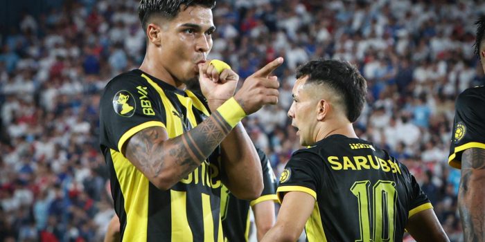 Matías Arezo, de Peñarol, celebra un gol en un partido de la Primera División de Uruguay entre Nacional y Peñarol en el estadio Gran Parque Central, en Montevideo (Uruguay). EFE/Gastón Britos