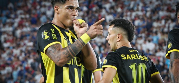 Matías Arezo, de Peñarol, celebra un gol en un partido de la Primera División de Uruguay entre Nacional y Peñarol en el estadio Gran Parque Central, en Montevideo (Uruguay). EFE/Gastón Britos